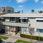 Stylish Long Beach Retreat Walk To Beach Bars