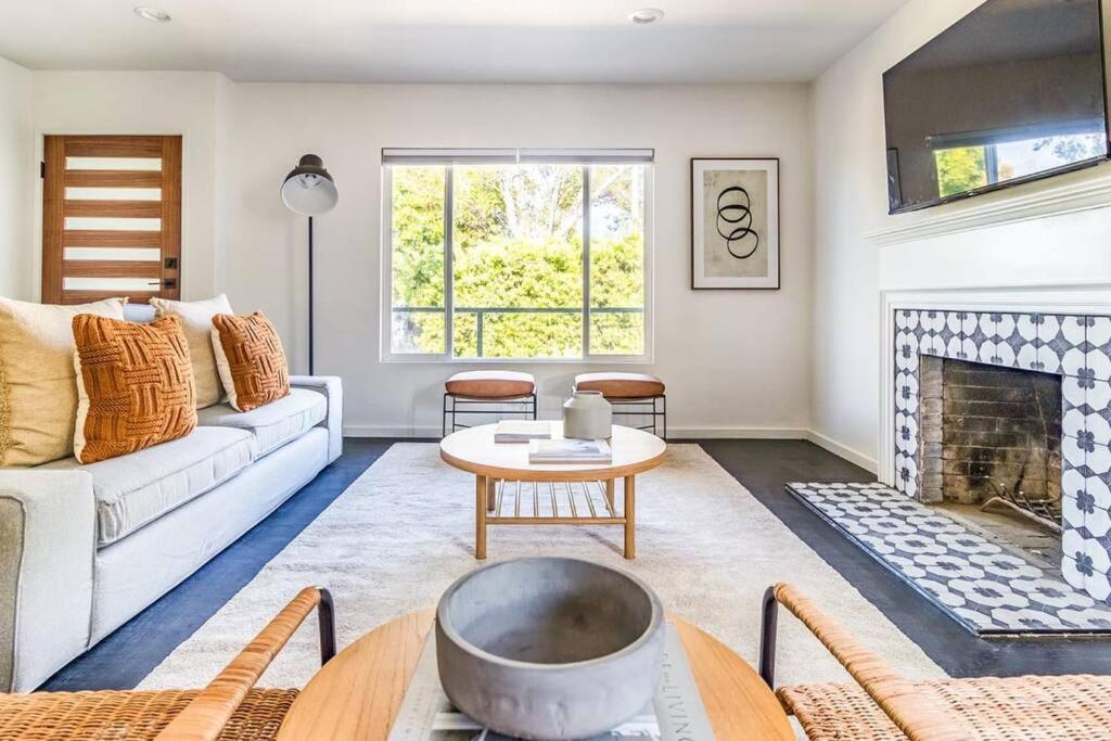 Contemporary Front House W Shared Patio Daire