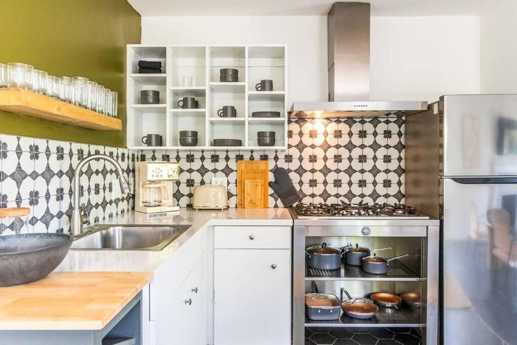 Contemporary Front House W Shared Patio Daire Long Beach