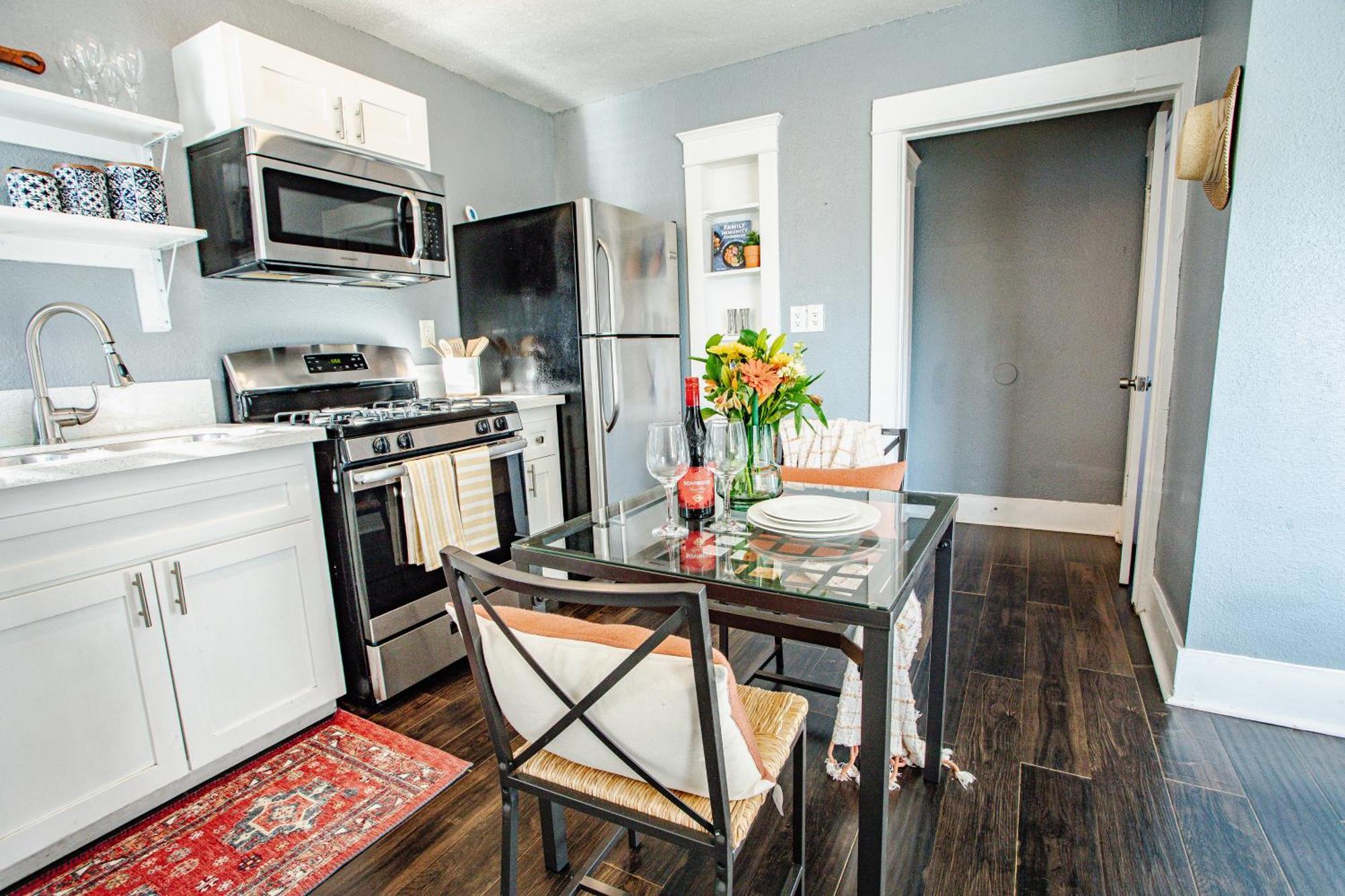 Visit The Beaches And Downtown From Eclectic Daire