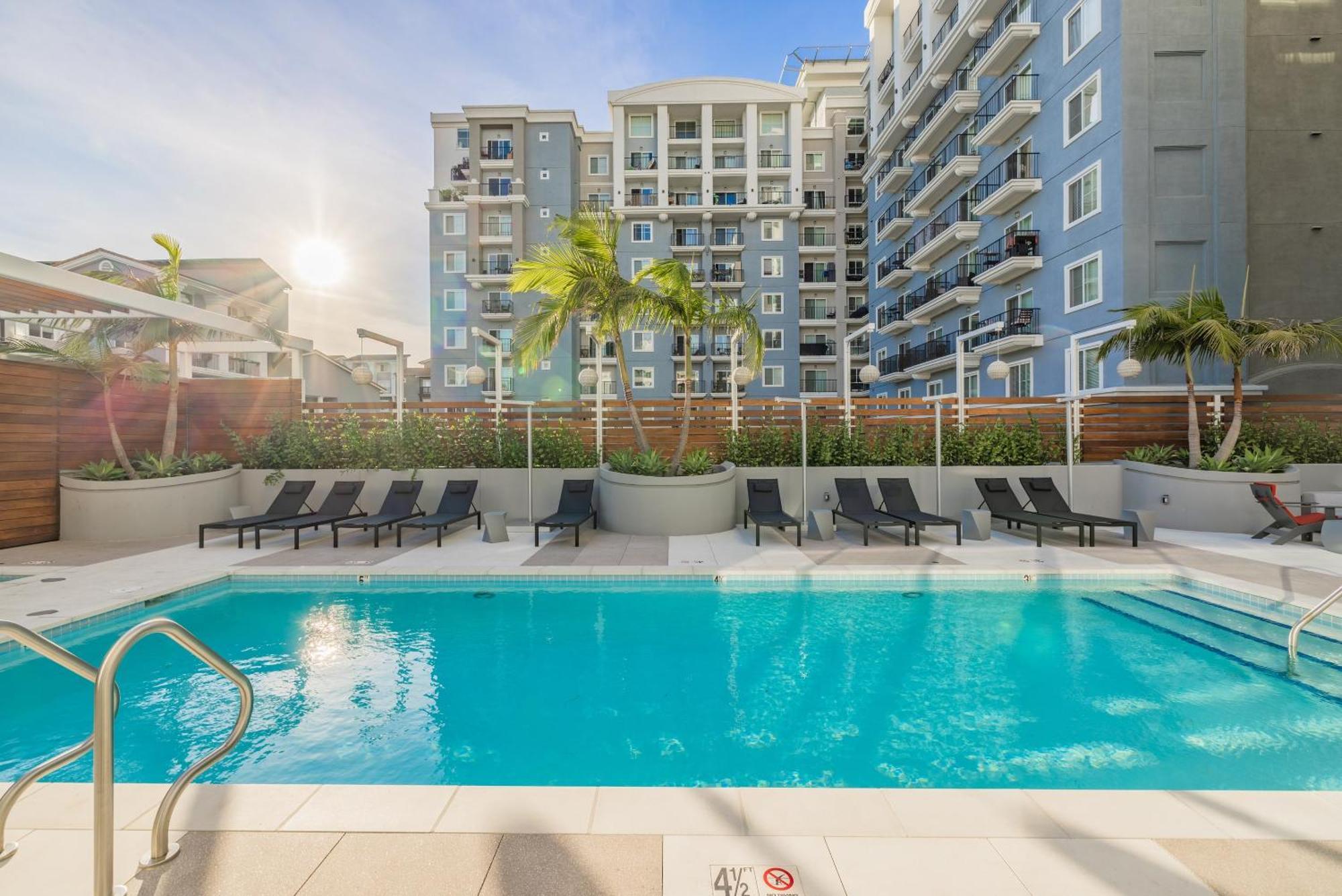 @ Marbella Lane - Sleek Corner Ocean View Apartment Long Beach