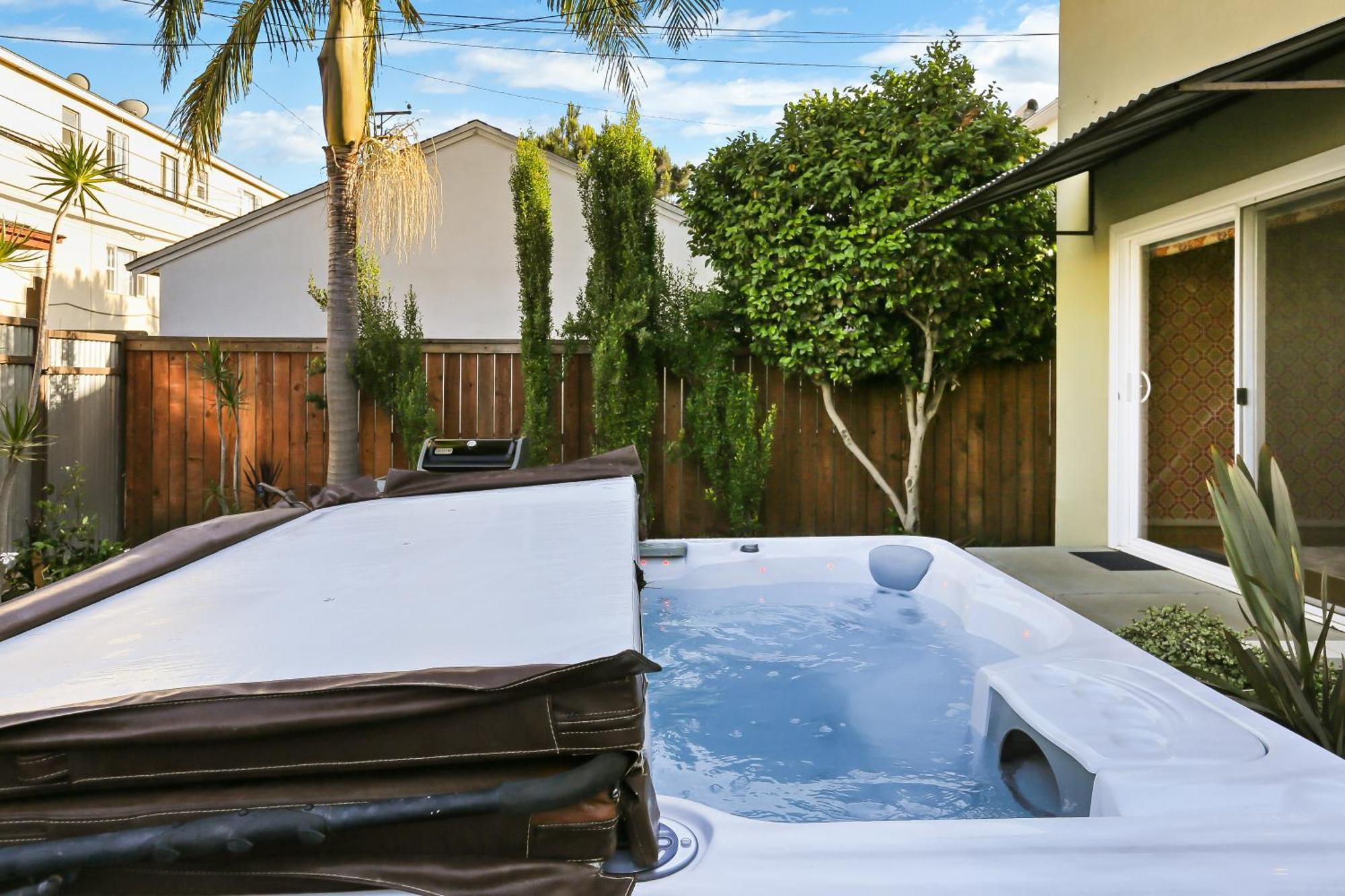 * Hot Tub * Steps To Long Beach