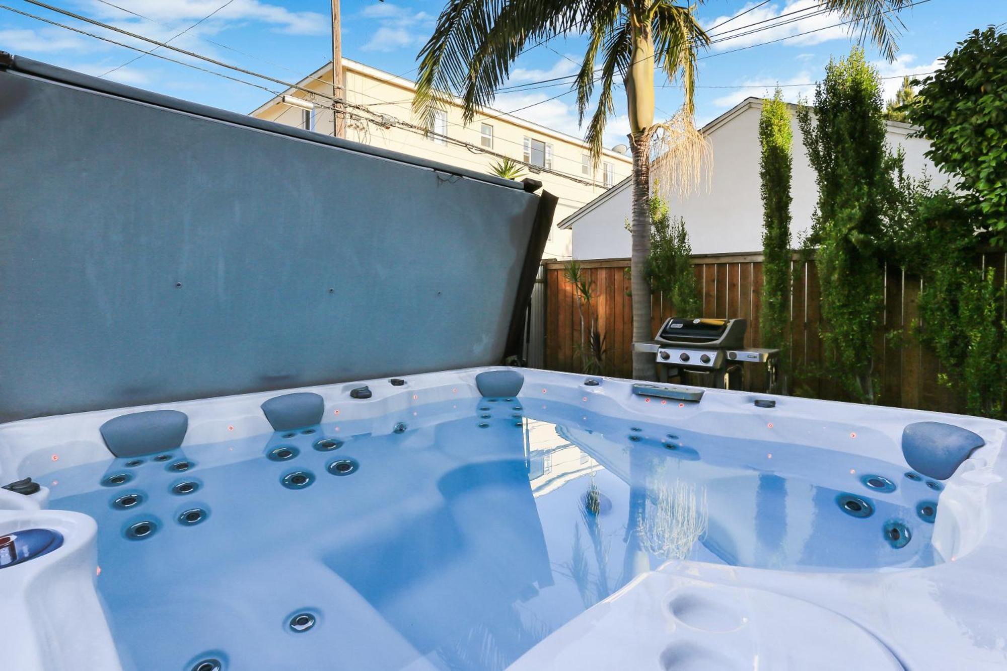 * Hot Tub * Steps To Villa Long Beach