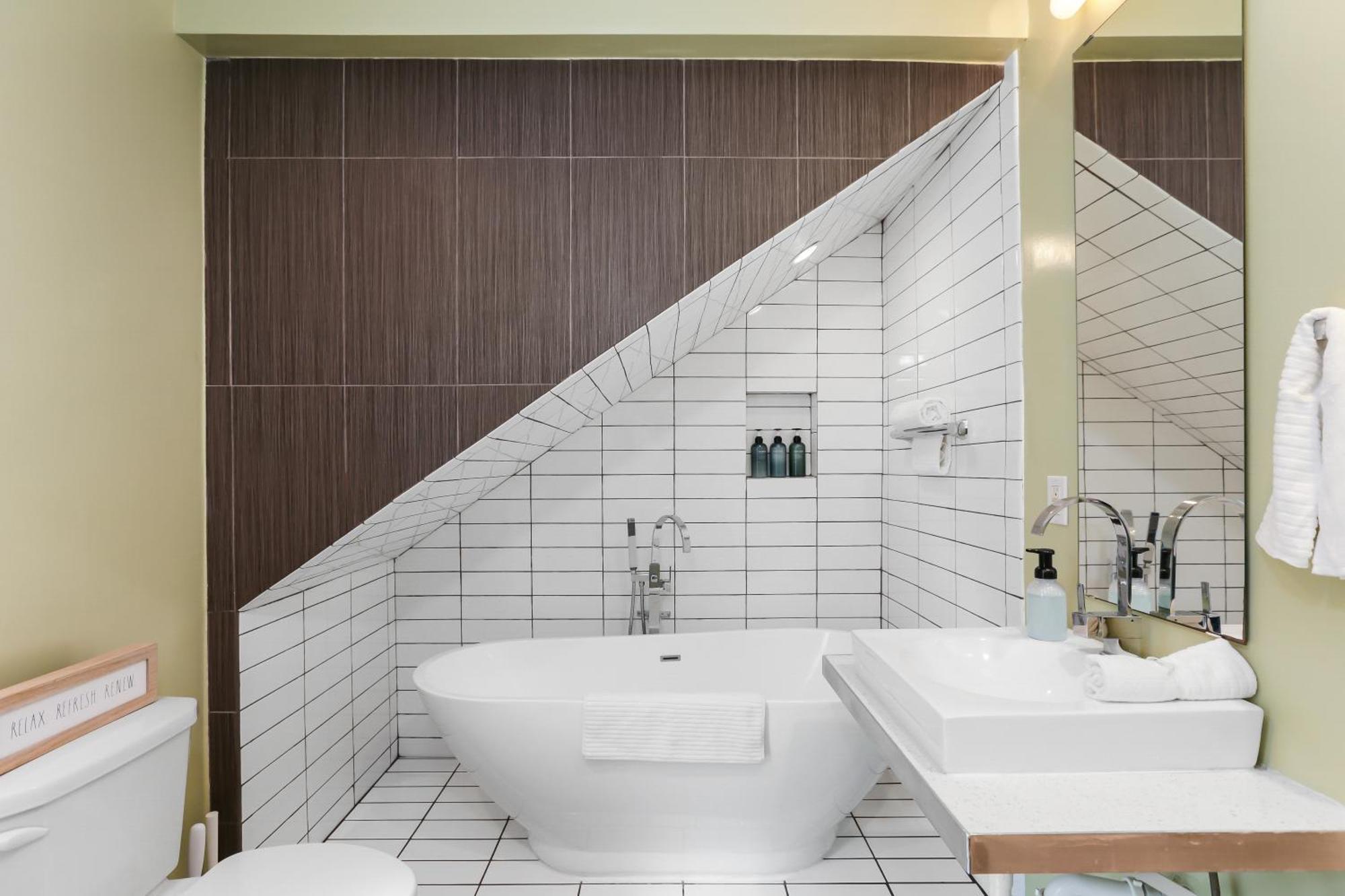 * Hot Tub * Steps To Long Beach