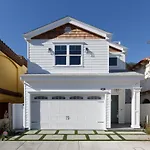 Beautiful 2 Story Right By The Water, Ocean View