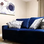 Beautiful Guesthouse, Sleeps 4 - Kitchen, Private Laundry, Ac, Parking, 65\' Tv, Close To Stores, Restaurants & Beach