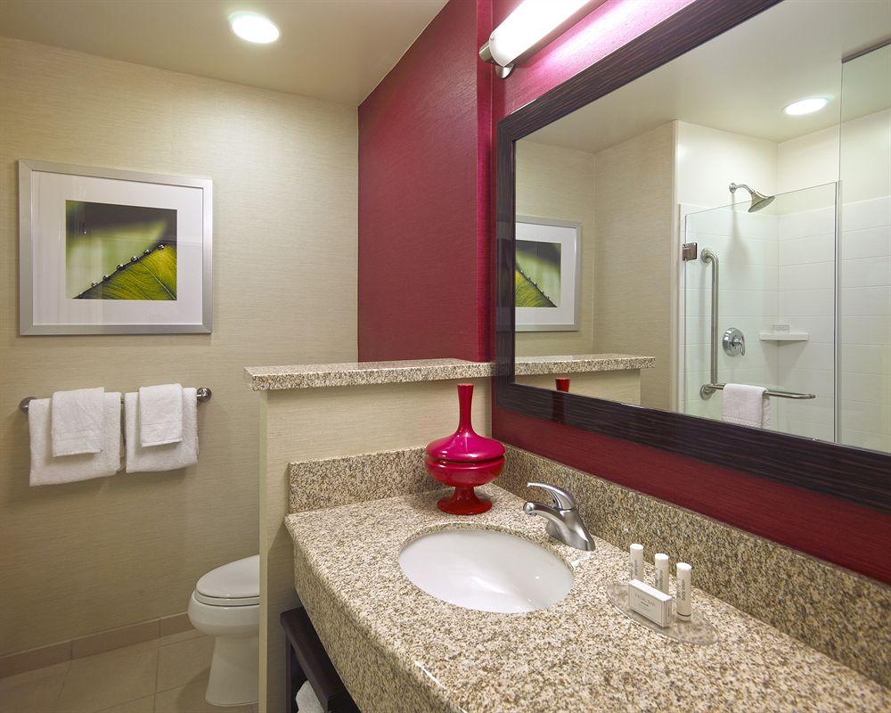 Courtyard Long Airport 3*