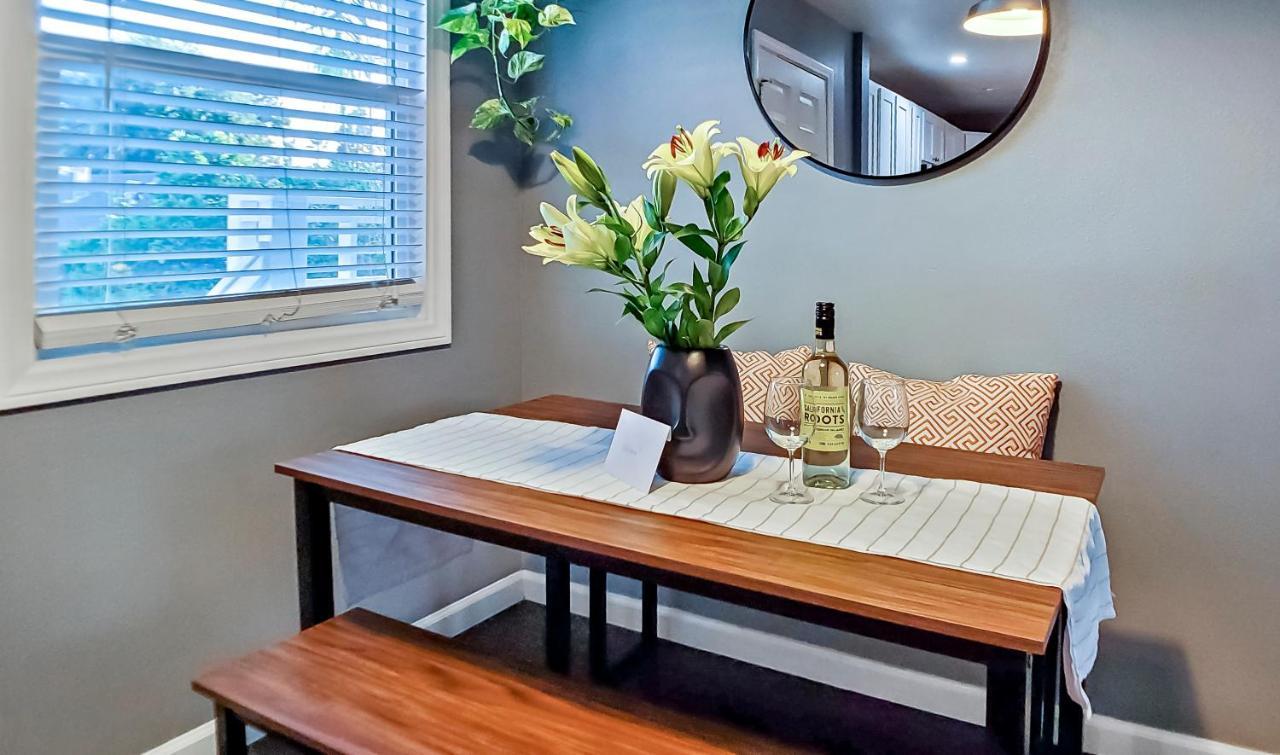 Located In Historic District Mins To Downtown, Beaches & Convention Center