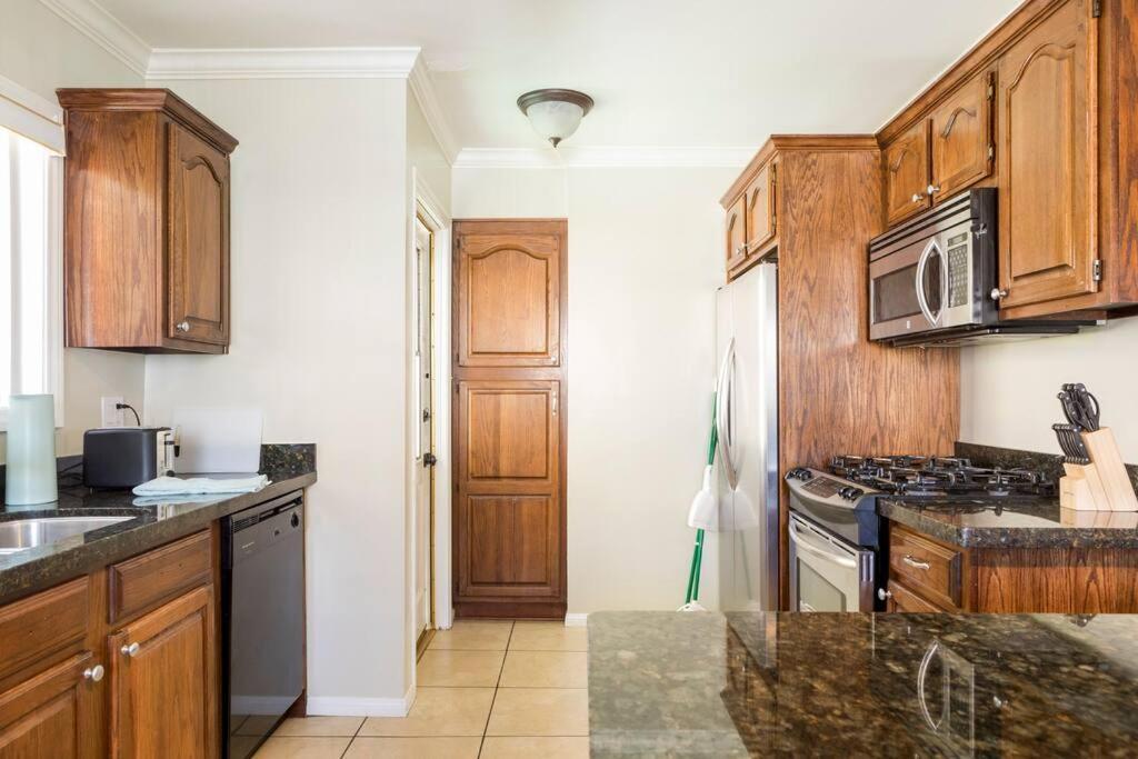 2bd/2ba In Belmont Shores! Close To Everything!