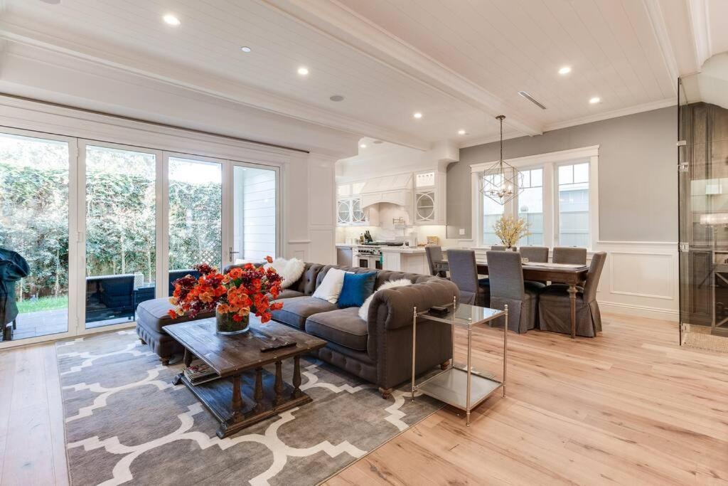 Beautiful 2 Story Right By The Water, Ocean View * Long Beach