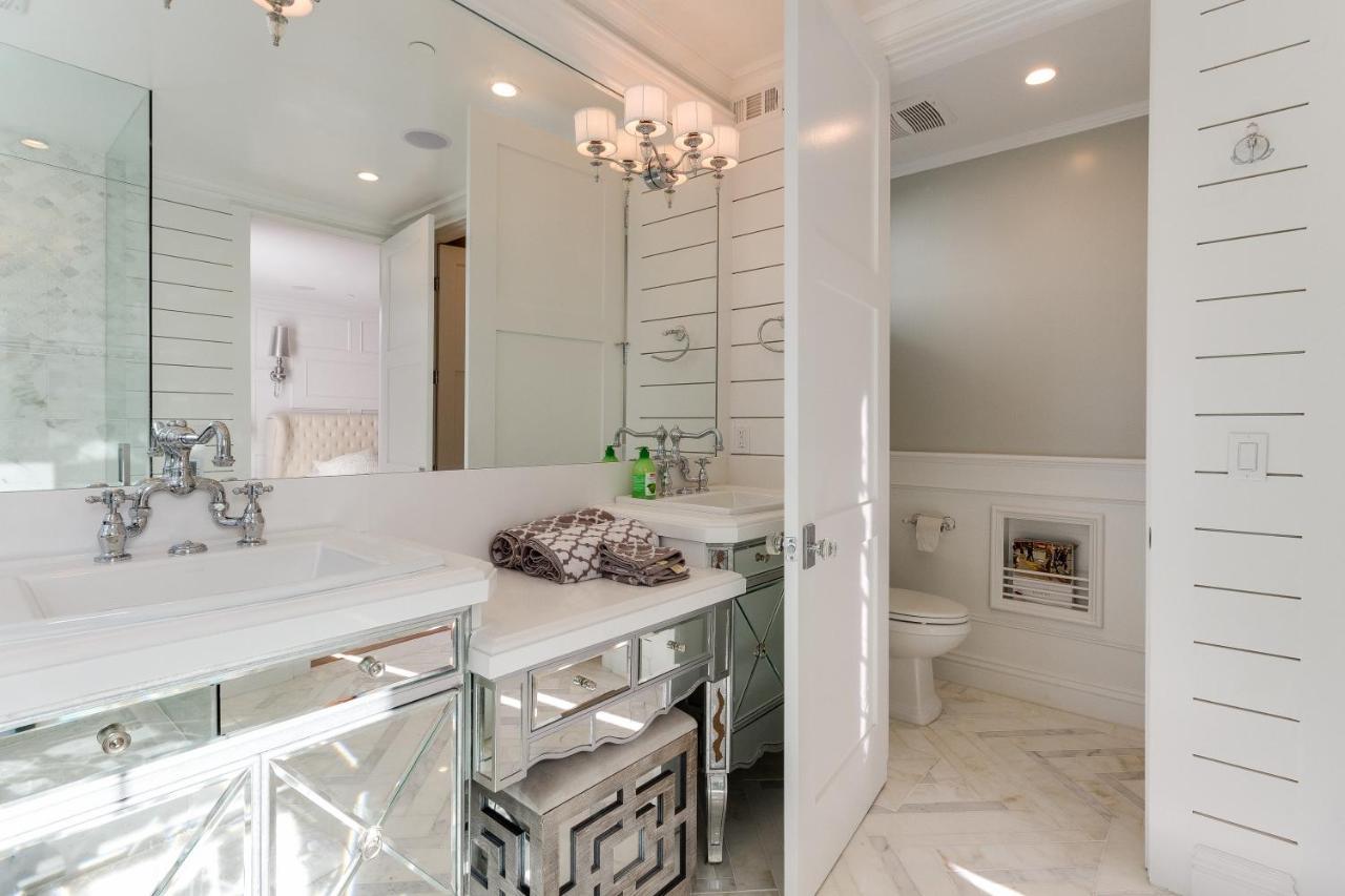Beautiful 2 Story Right By The Water, Ocean View Villa *