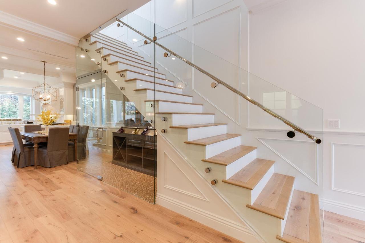 Beautiful 2 Story Right By The Water, Ocean View Villa *