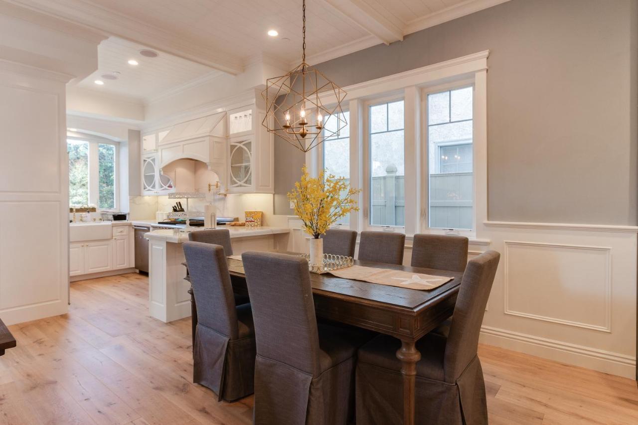 Beautiful 2 Story Right By The Water, Ocean View Villa