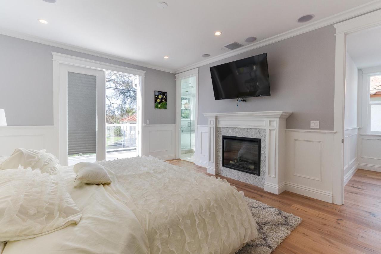 Beautiful 2 Story Right By The Water, Ocean View Villa