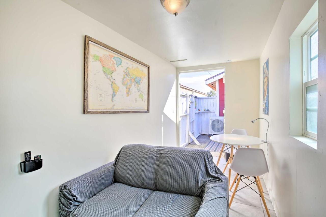 Colorful Long With Patio And Grill Holiday home Long Beach