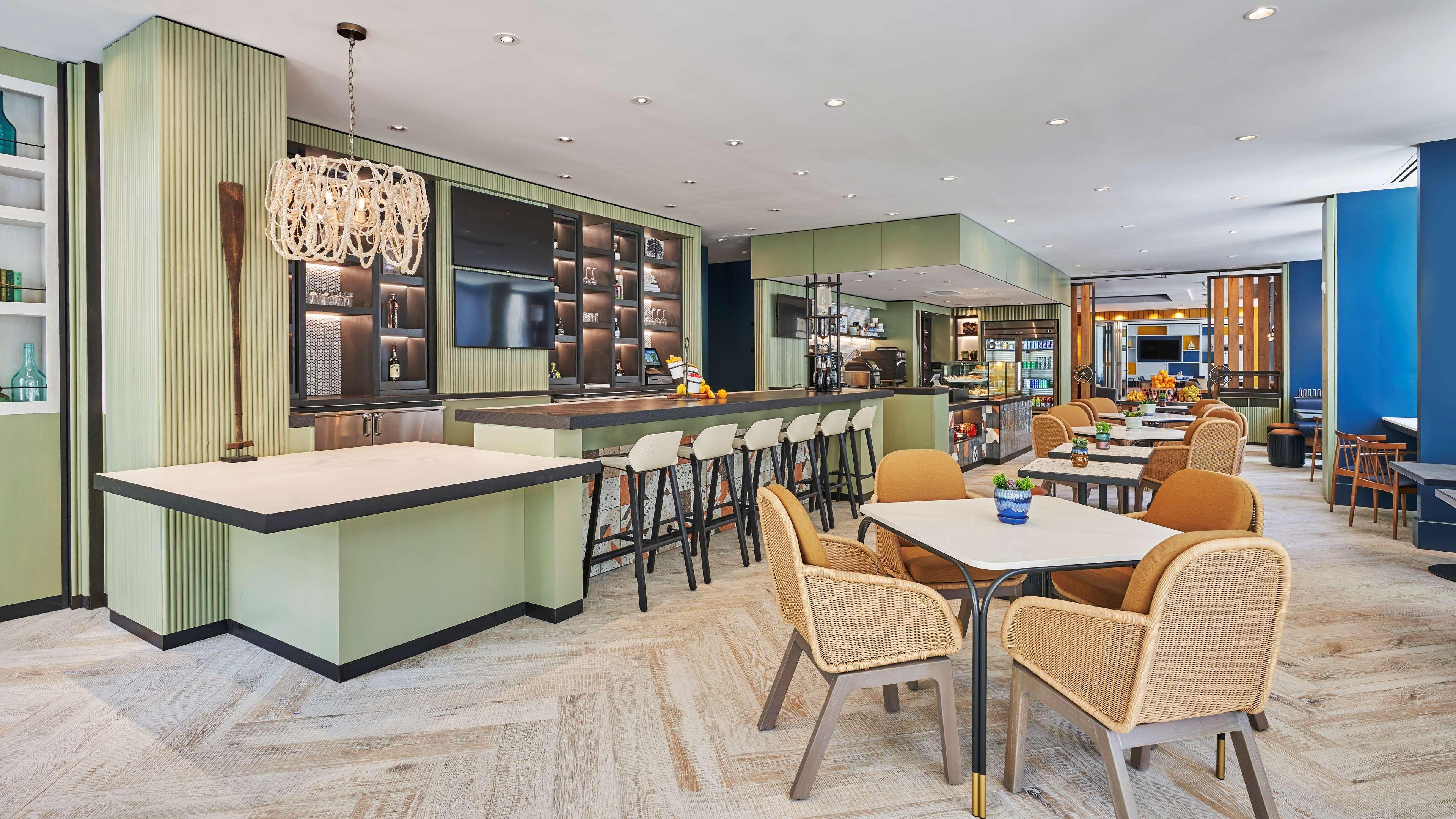 Hyatt Centric The Pike Long Otel 4*