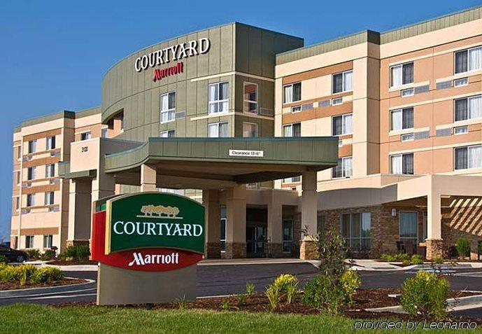 Courtyard Long Airport 3*
