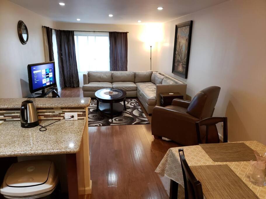 Beautiful Spacious 2 Bedroom, 2 Bathroom Apartment *
