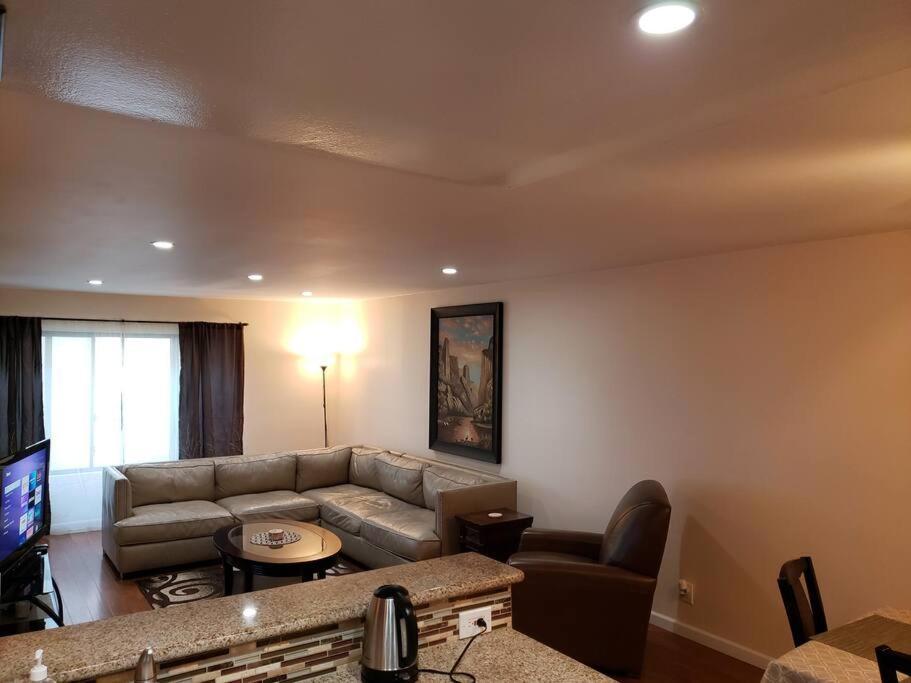Beautiful Spacious 2 Bedroom, 2 Bathroom