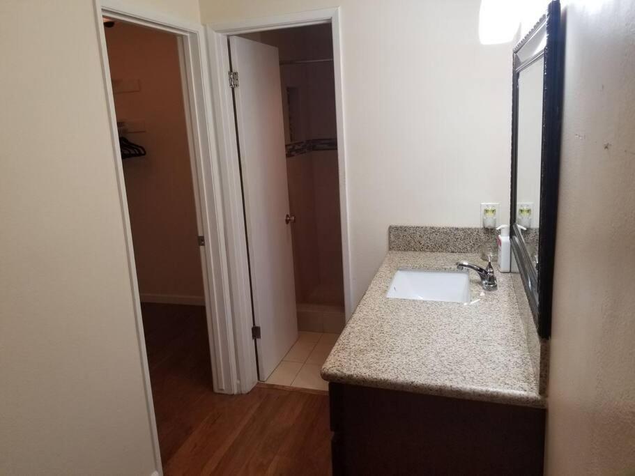Beautiful Spacious 2 Bedroom, 2 Bathroom Long Beach