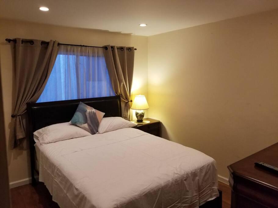 Apartment Beautiful Spacious 2 Bedroom, 2 Bathroom *