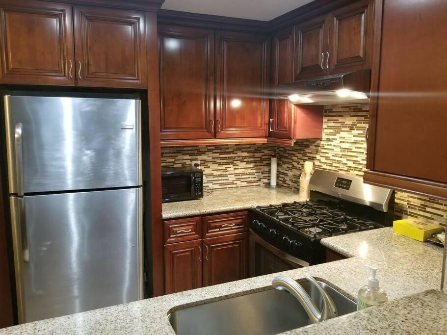 Beautiful Spacious 2 Bedroom, 2 Bathroom Apartment *