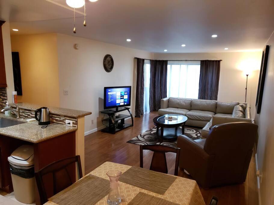 Beautiful Spacious 2 Bedroom, 2 Bathroom *