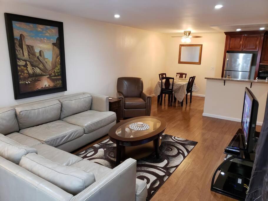 Beautiful Spacious 2 Bedroom, 2 Bathroom Long Beach