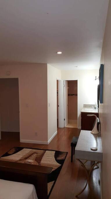Apartment Beautiful Spacious 2 Bedroom, 2 Bathroom Long Beach