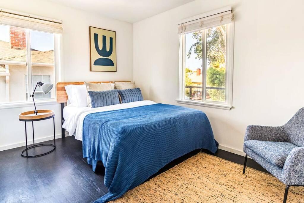Contemporary Front House W Shared Patio Apartment