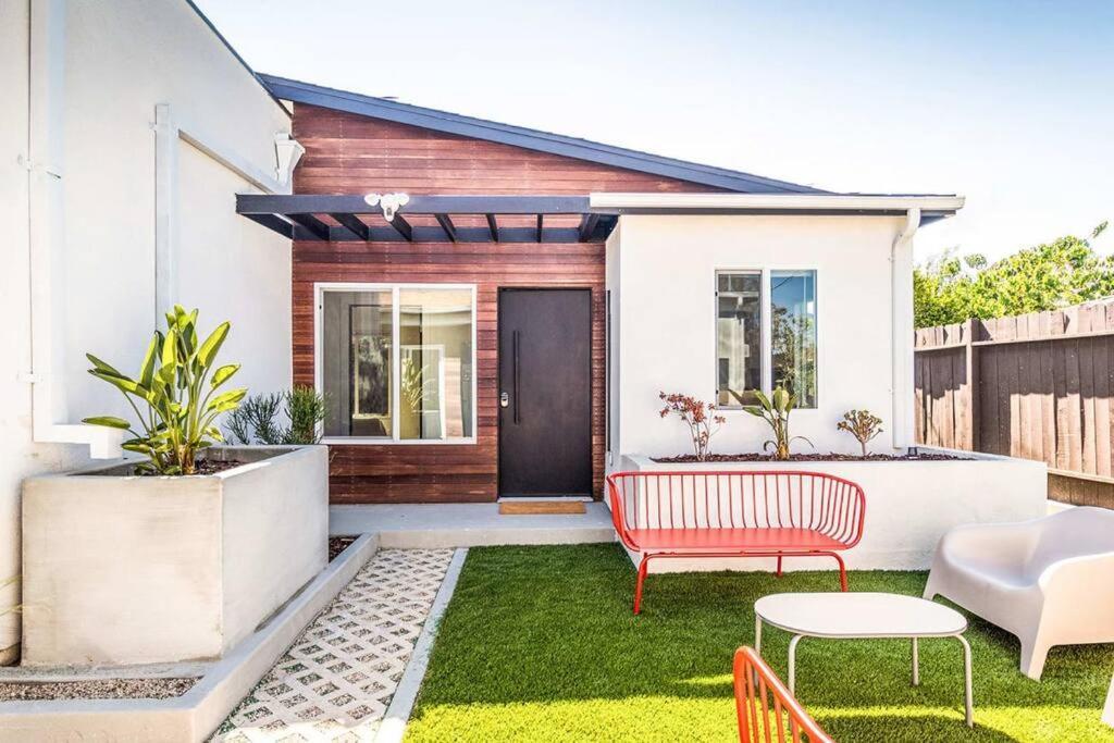 Apartment Contemporary Front House W Shared Patio