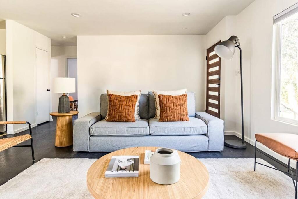 Apartment Contemporary Front House W Shared Patio