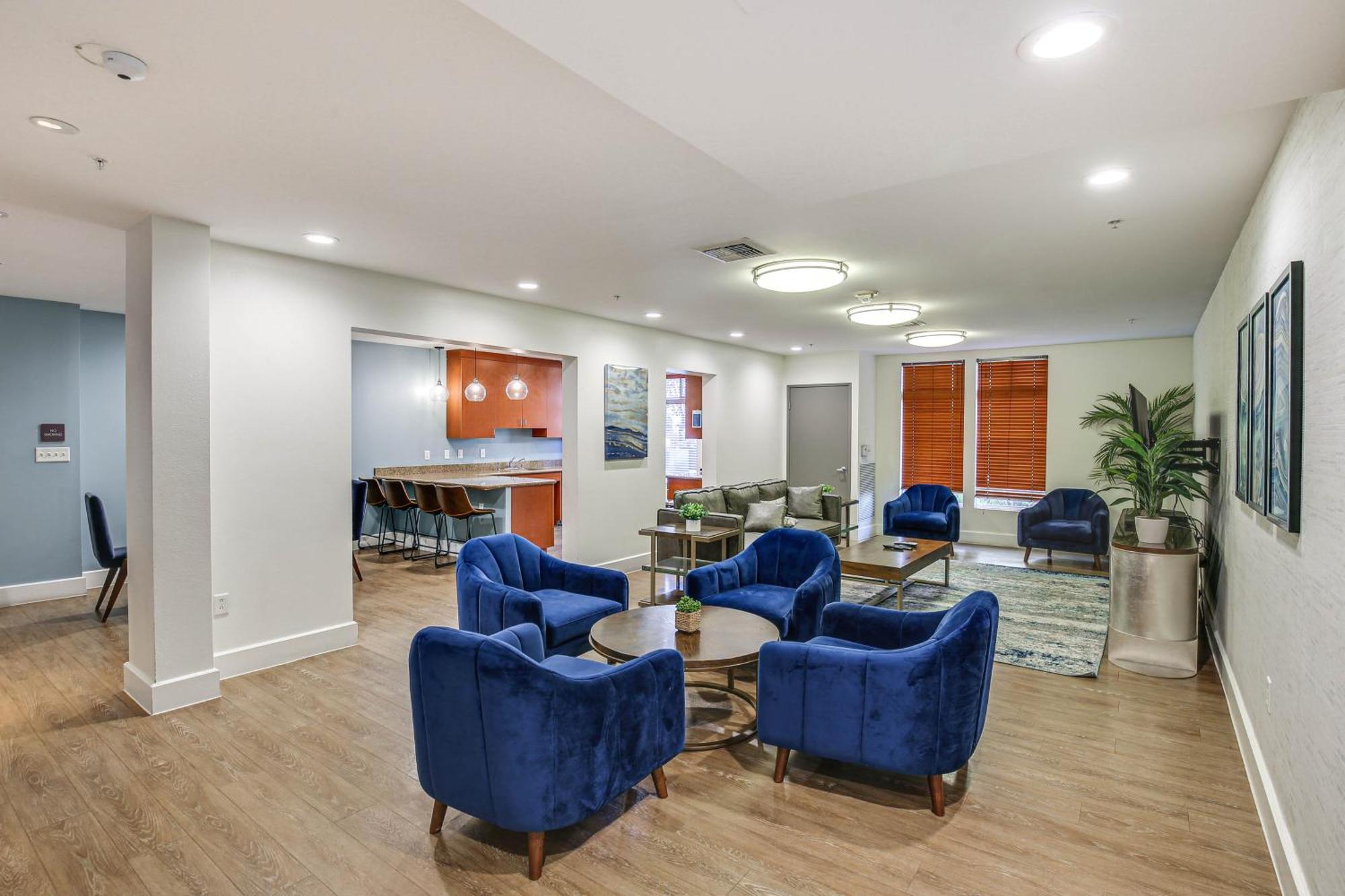 Apartment Luxe Long With Pool 1 Mi To Shoreline! *
