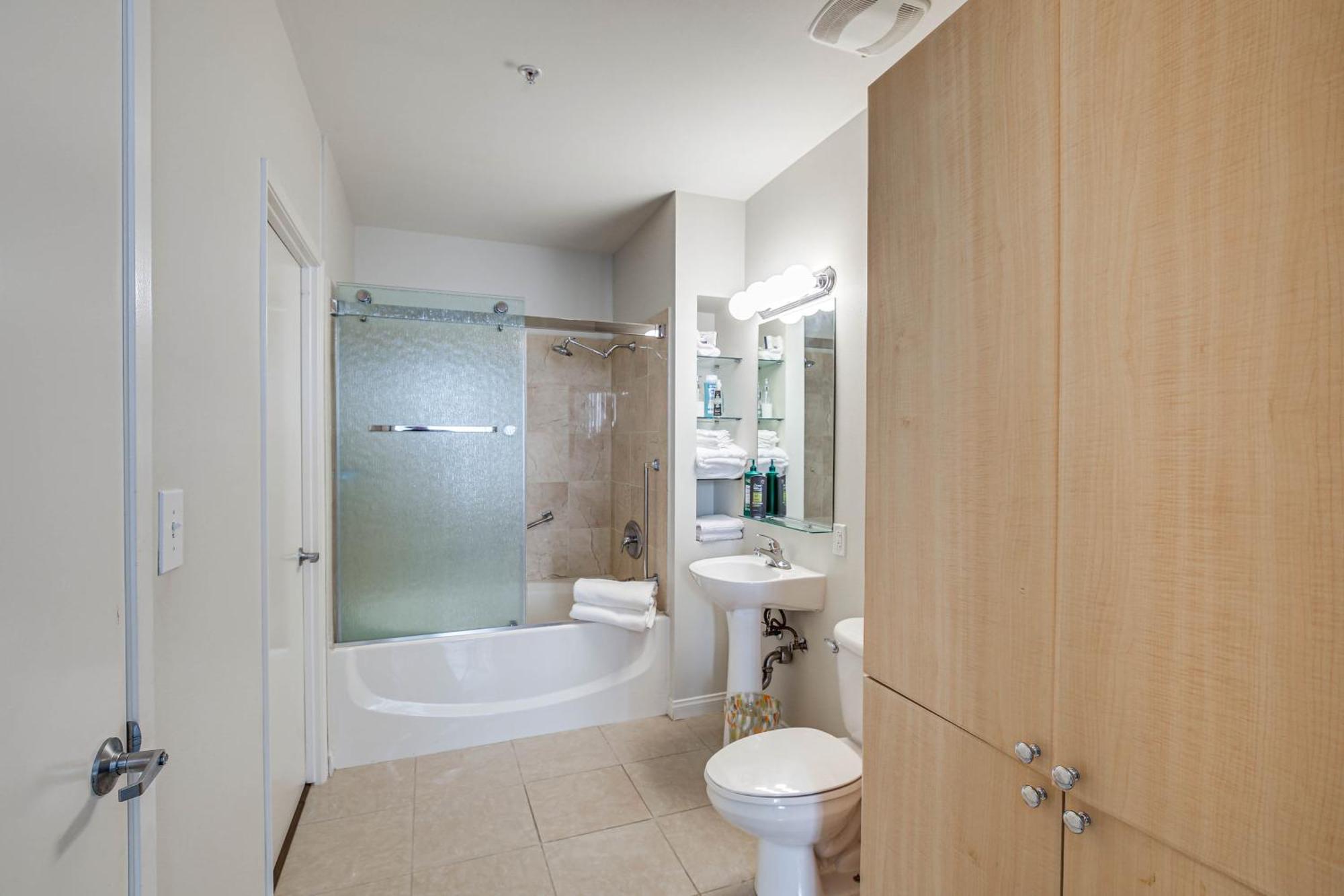 Luxe Long With Pool 1 Mi To Shoreline! Apartment