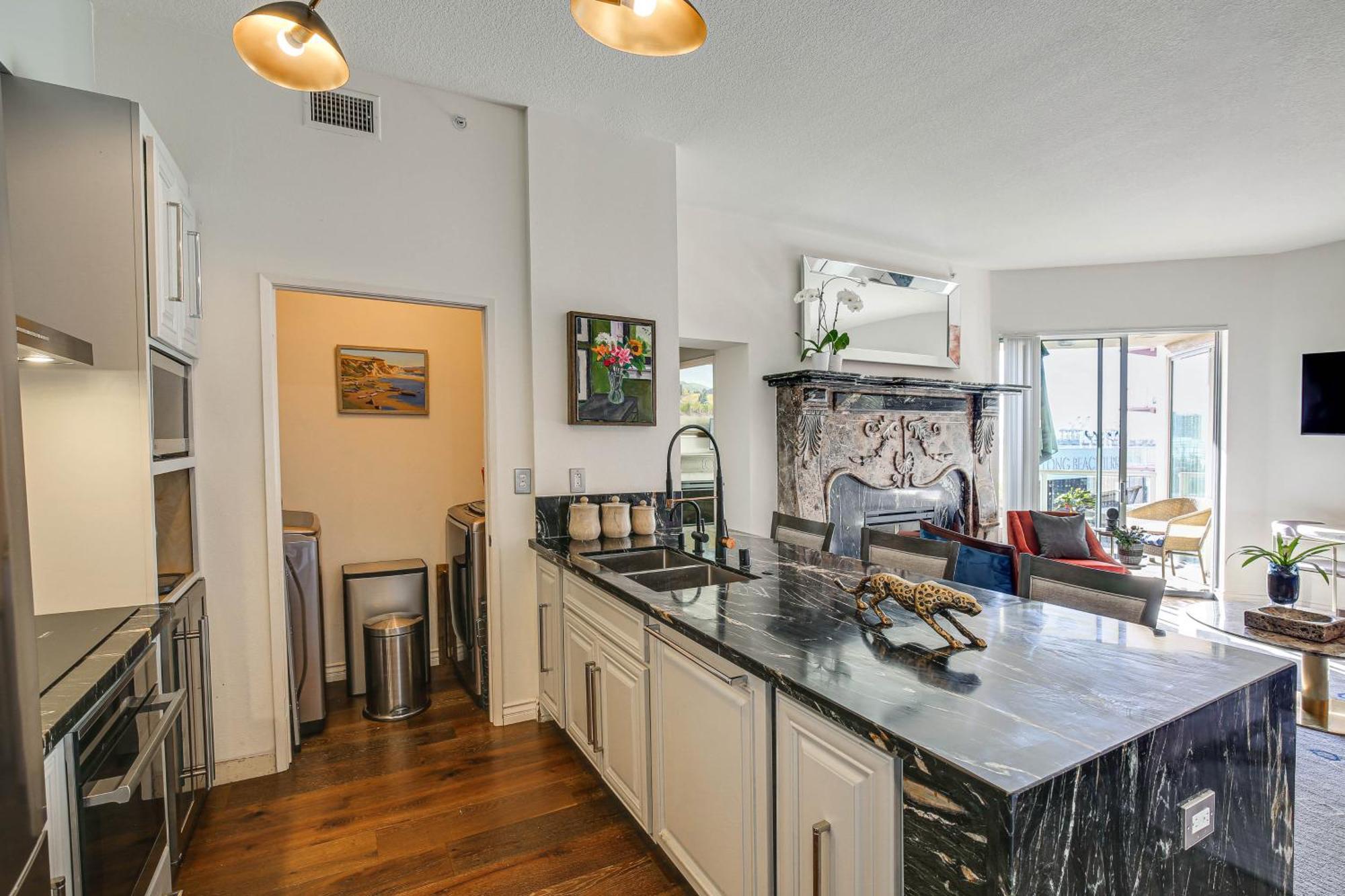 Luxe Long With Pool 1 Mi To Shoreline! Apartment