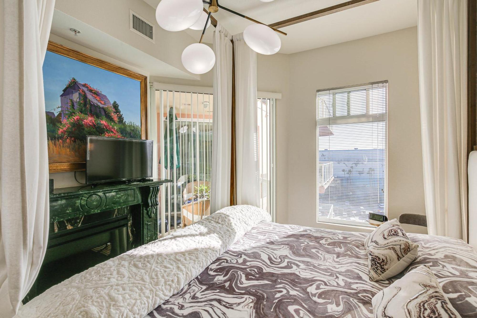 Apartment Luxe Long With Pool 1 Mi To Shoreline! *