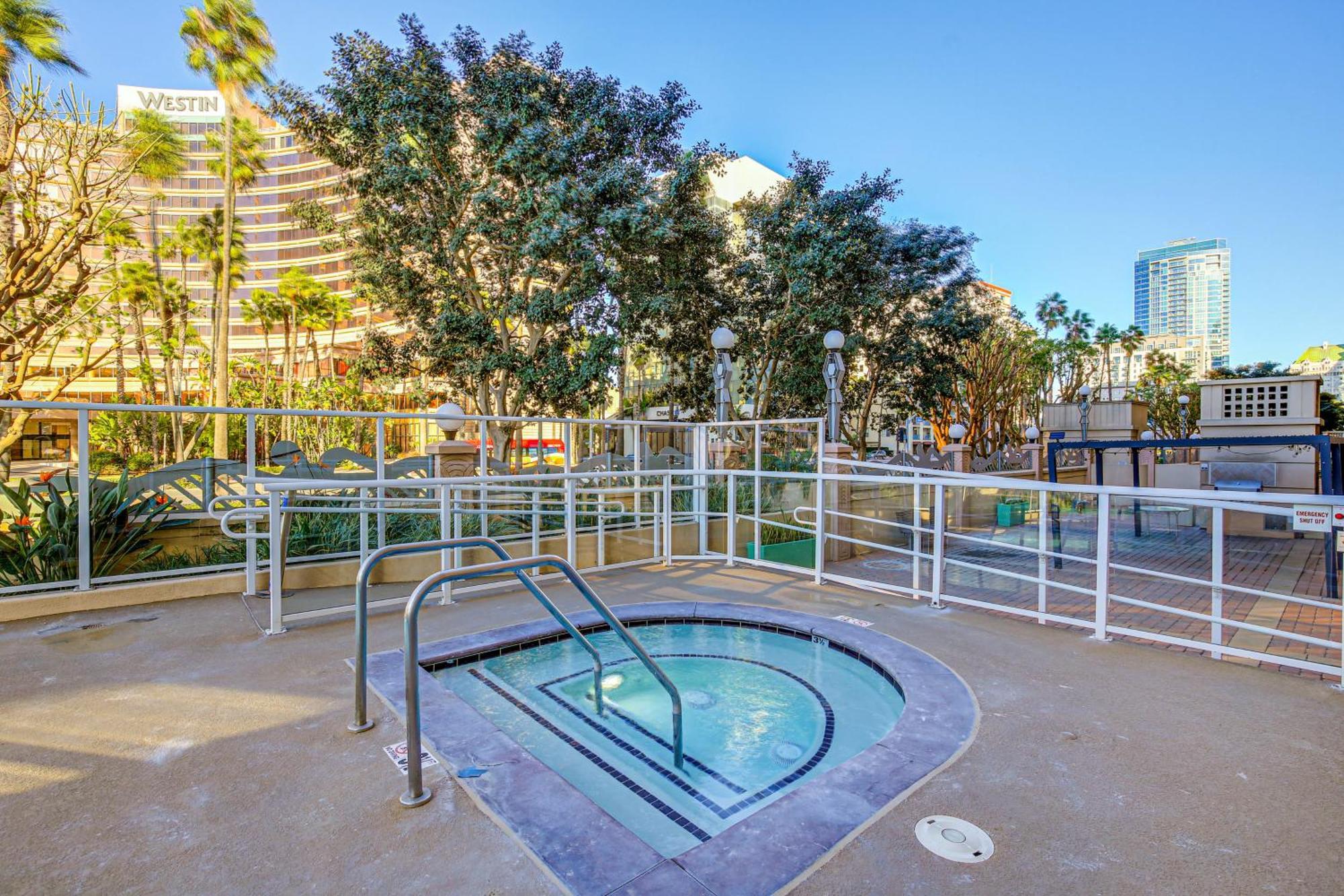 Apartment Luxe Long With Pool 1 Mi To Shoreline! Long Beach
