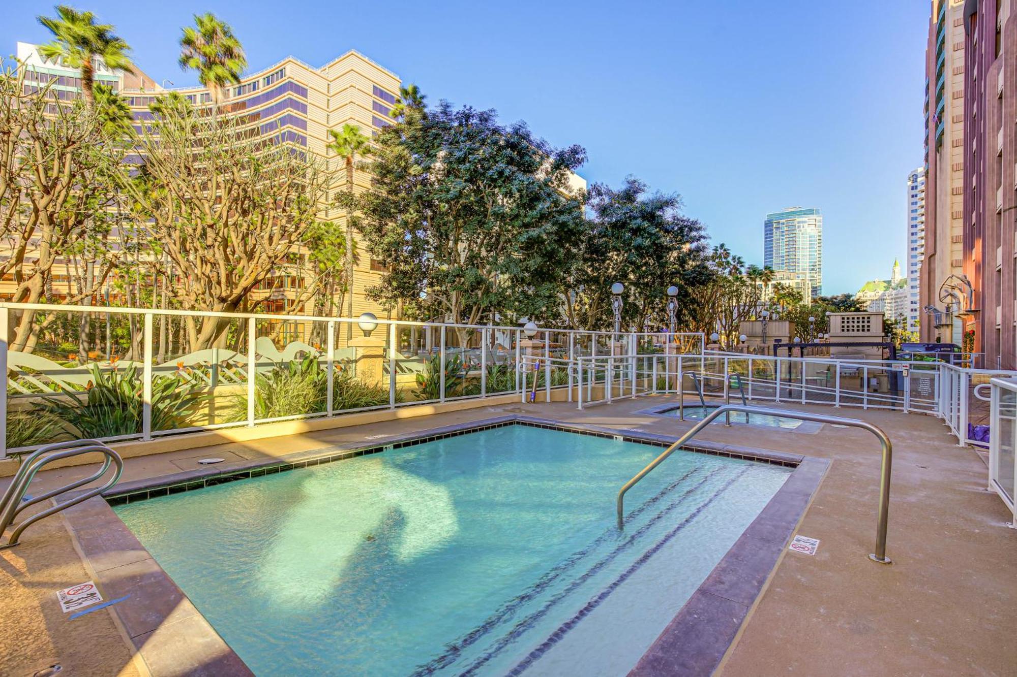Luxe Long With Pool 1 Mi To Shoreline! Apartment
