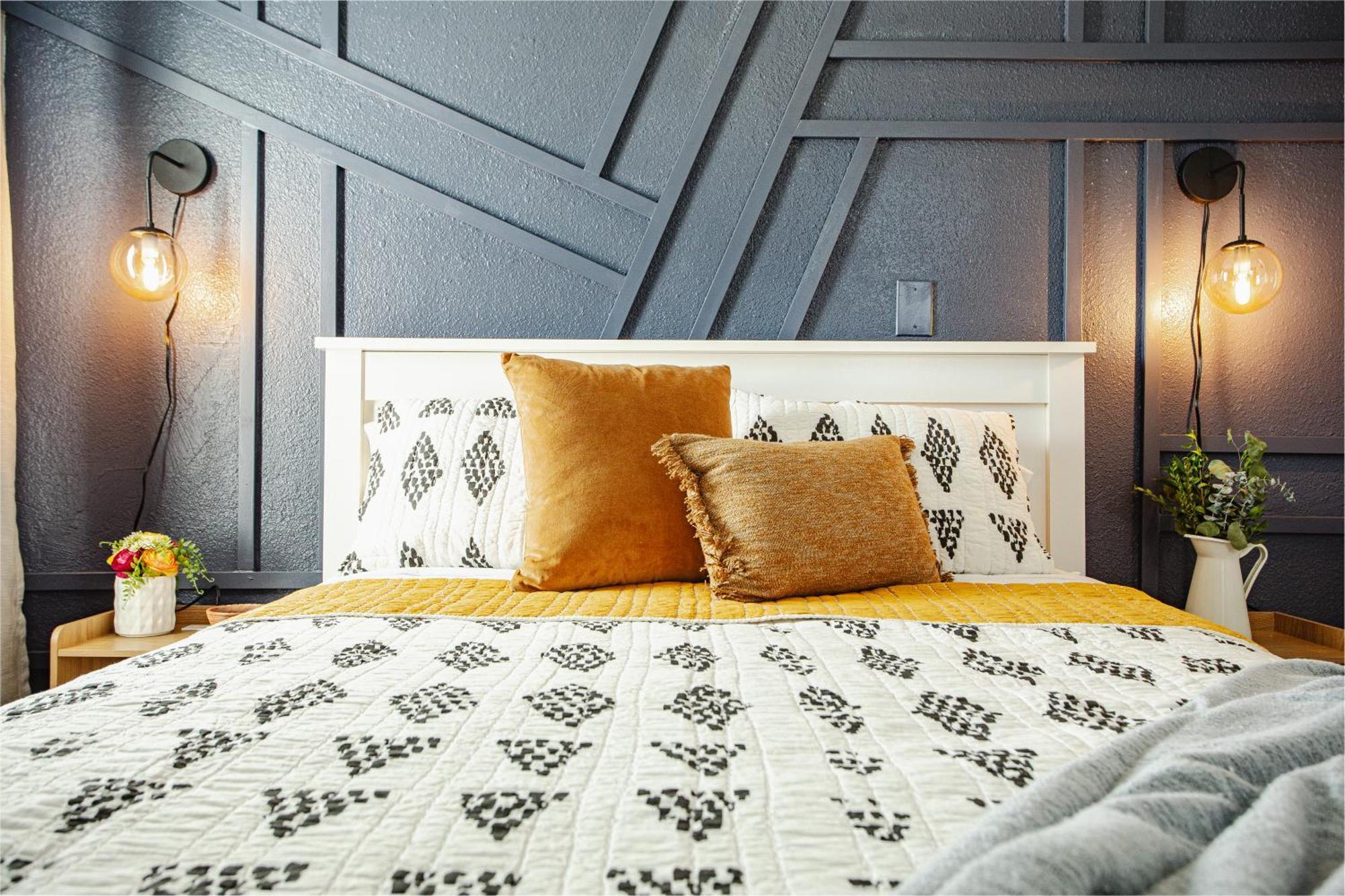 Visit The Beaches And Downtown From Eclectic Apartment