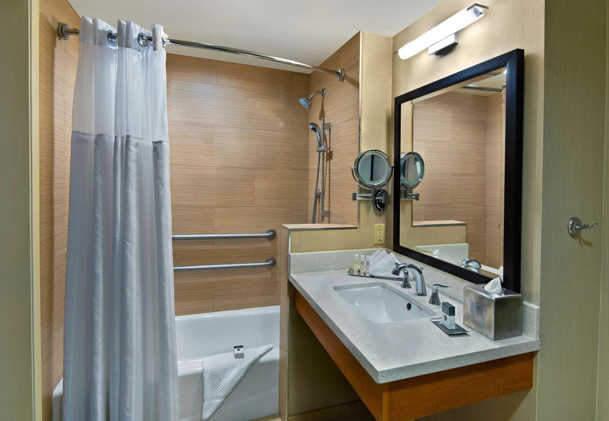 Doubletree By Hilton San Pedro Otel 3*