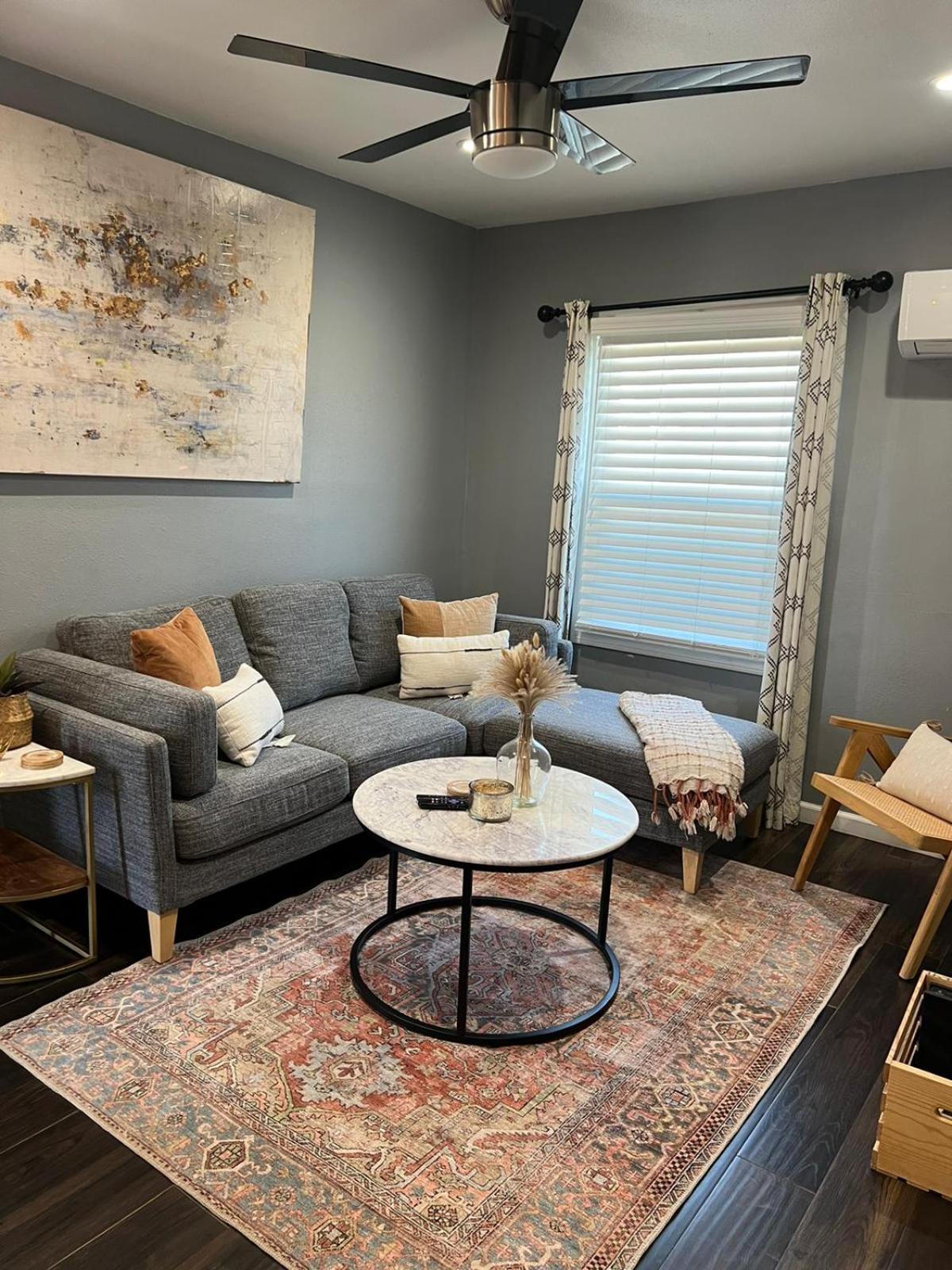 Located In Historic District Mins To Downtown, Beaches & Convention Center