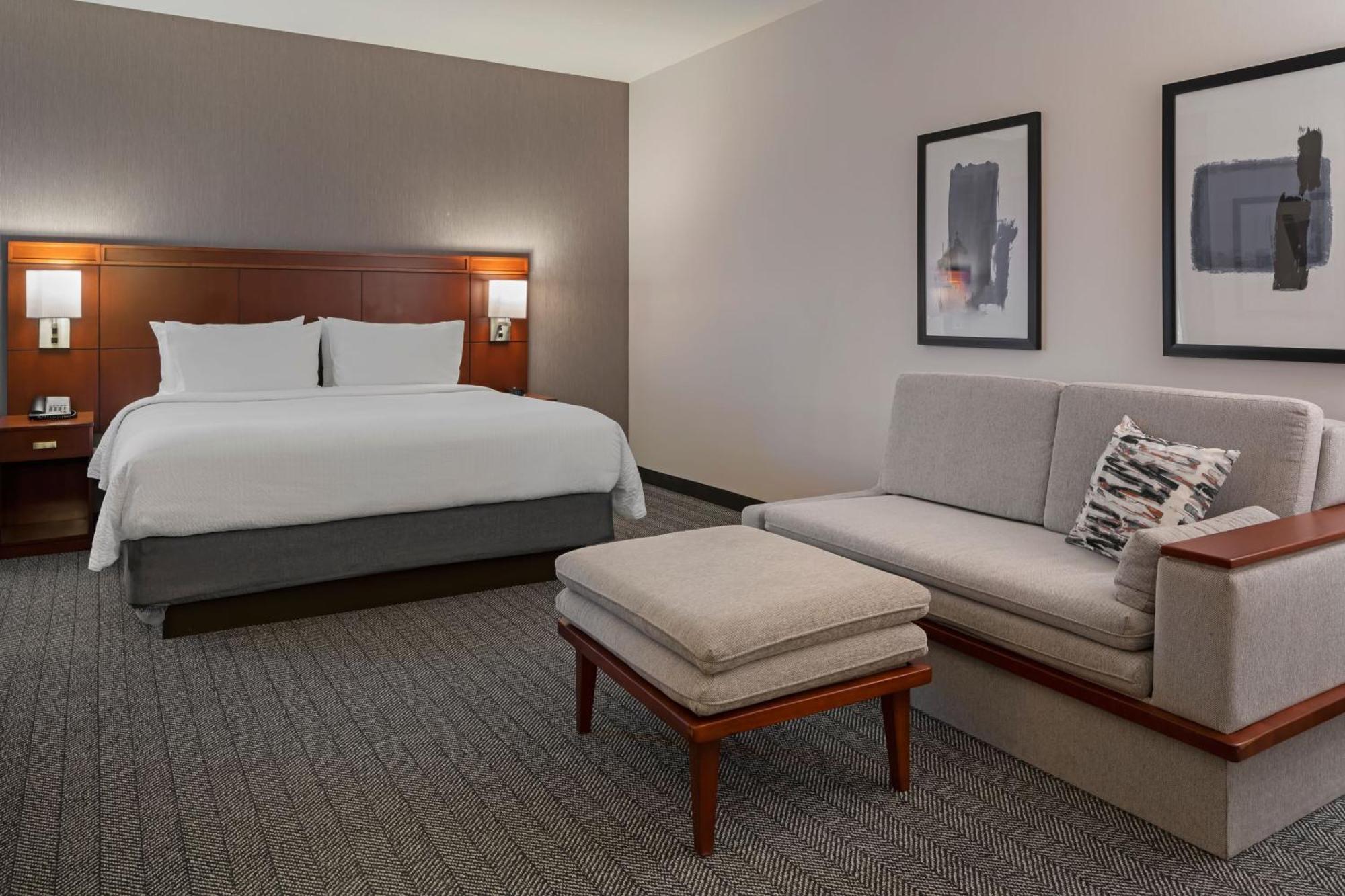 Hotel Courtyard Long Airport 3*