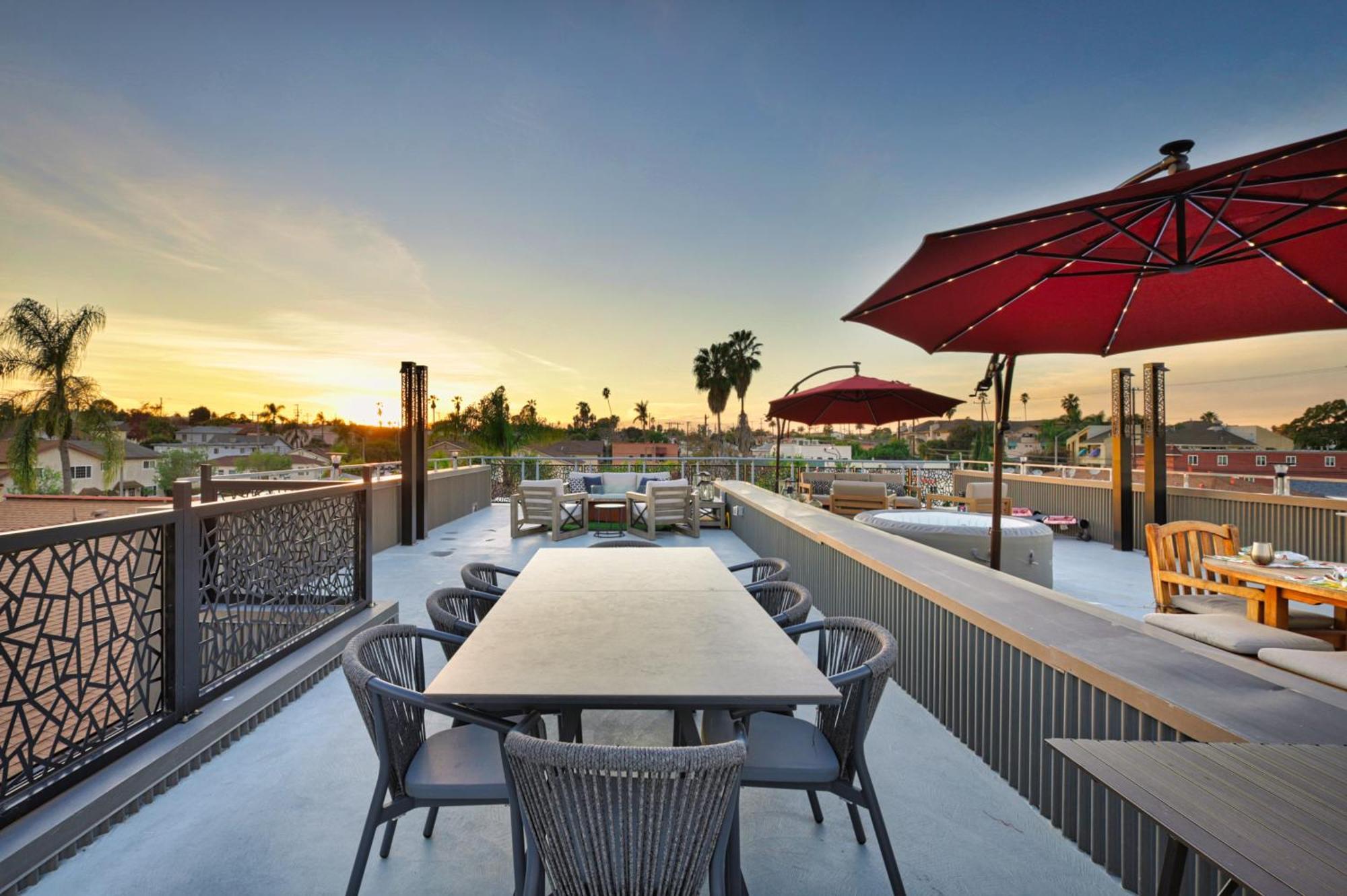 New Luxury Concrete Just Minutes From The * Long Beach