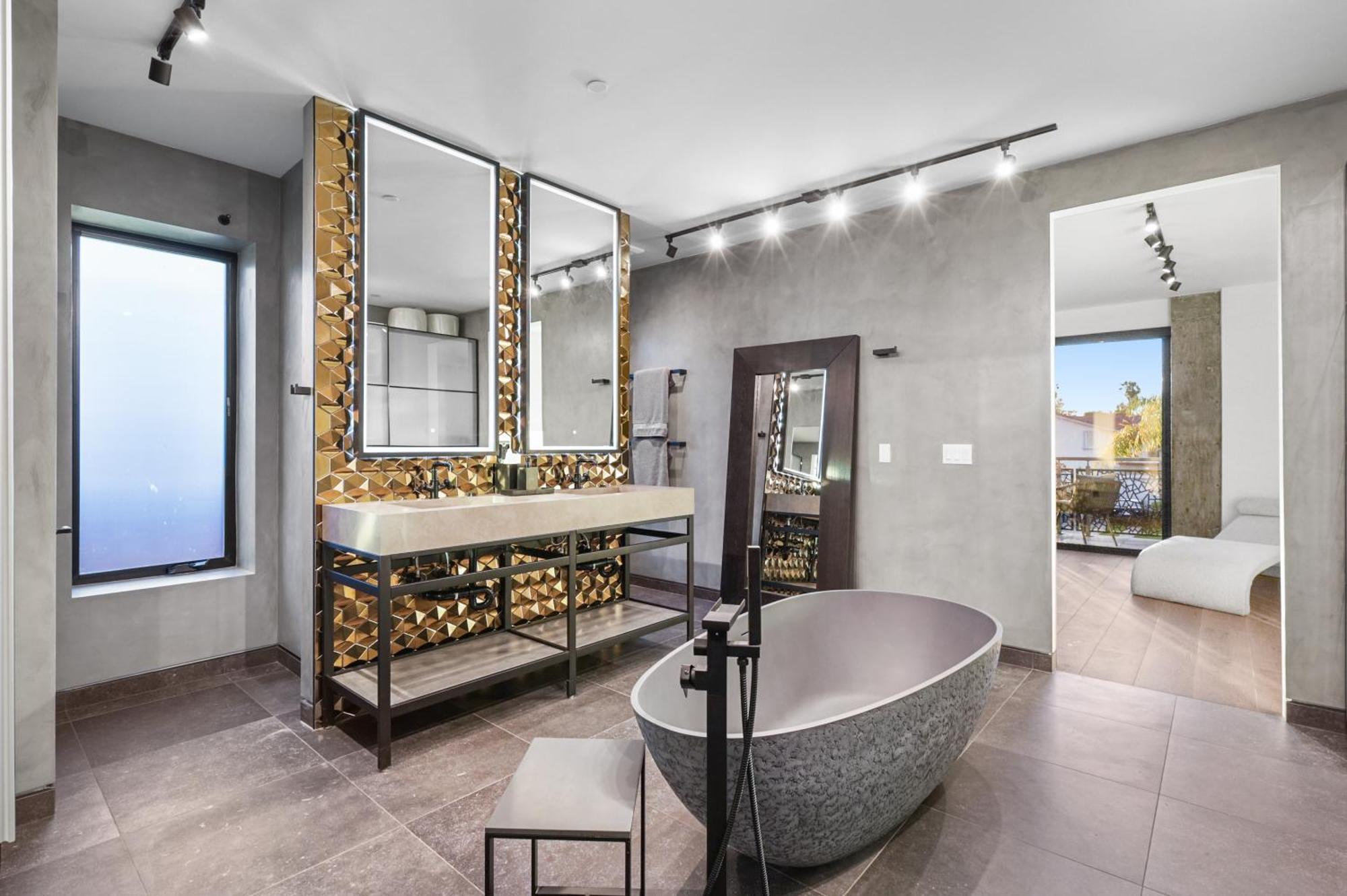 New Luxury Concrete Just Minutes From The *