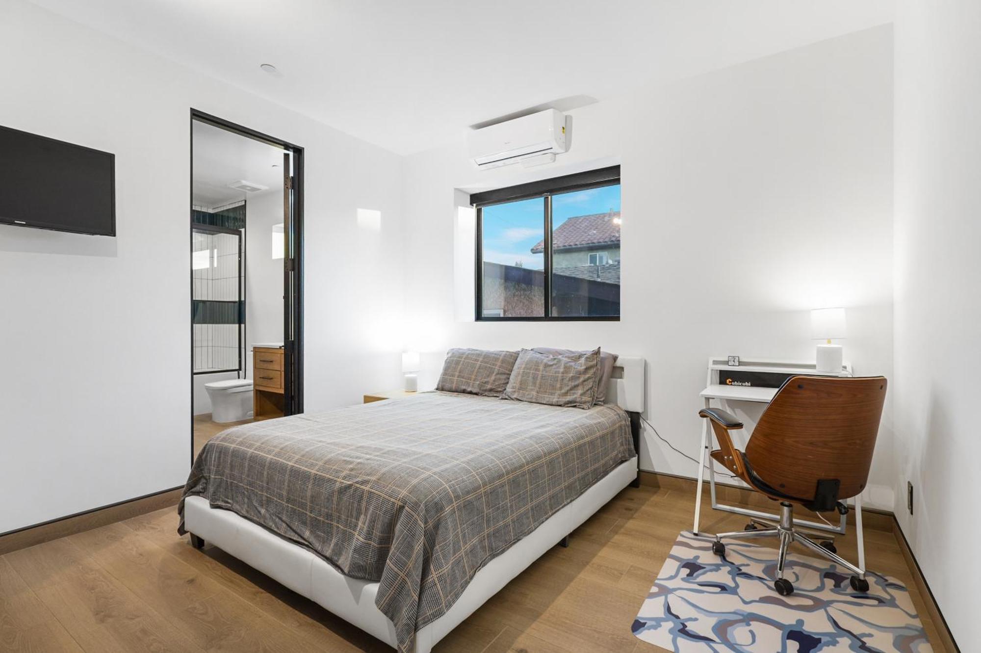New Luxury Concrete Just Minutes From The Holiday home Long Beach