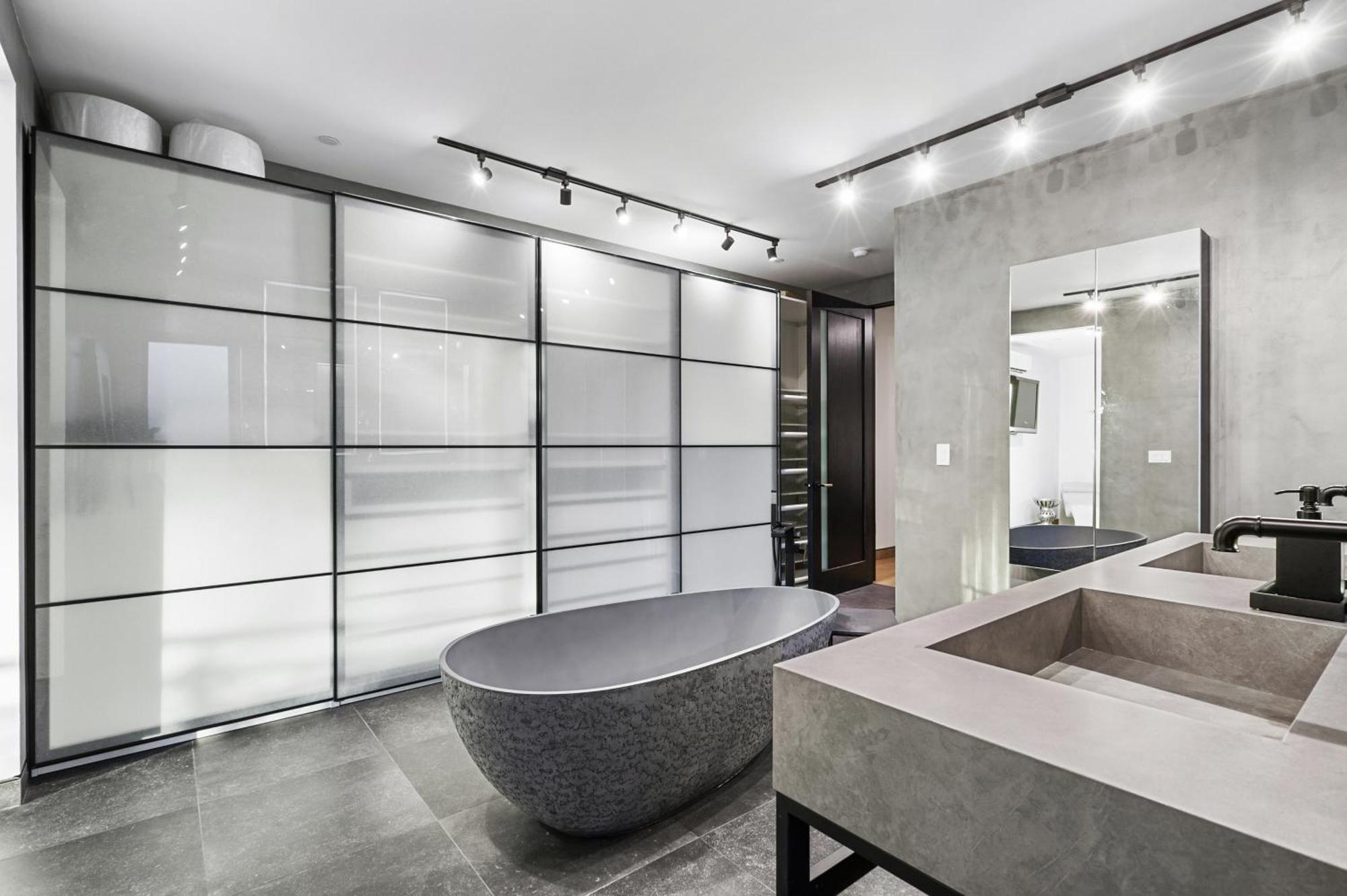 New Luxury Concrete Just Minutes From The *