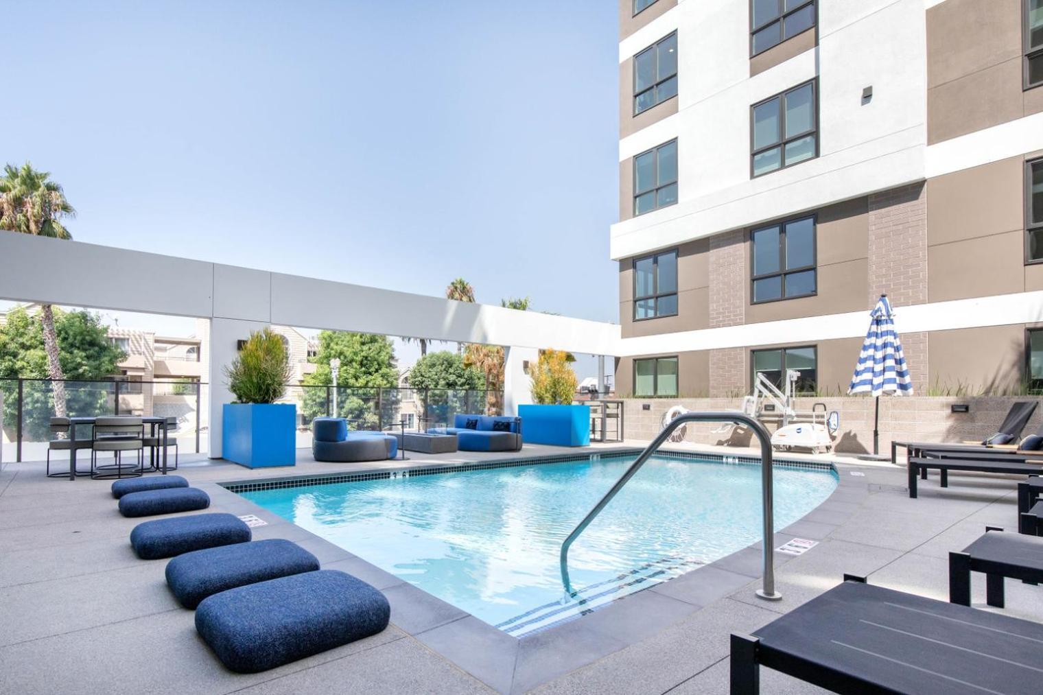 Long 2br W Gym Pool Nr Shops Bars Lax-619 Daire *