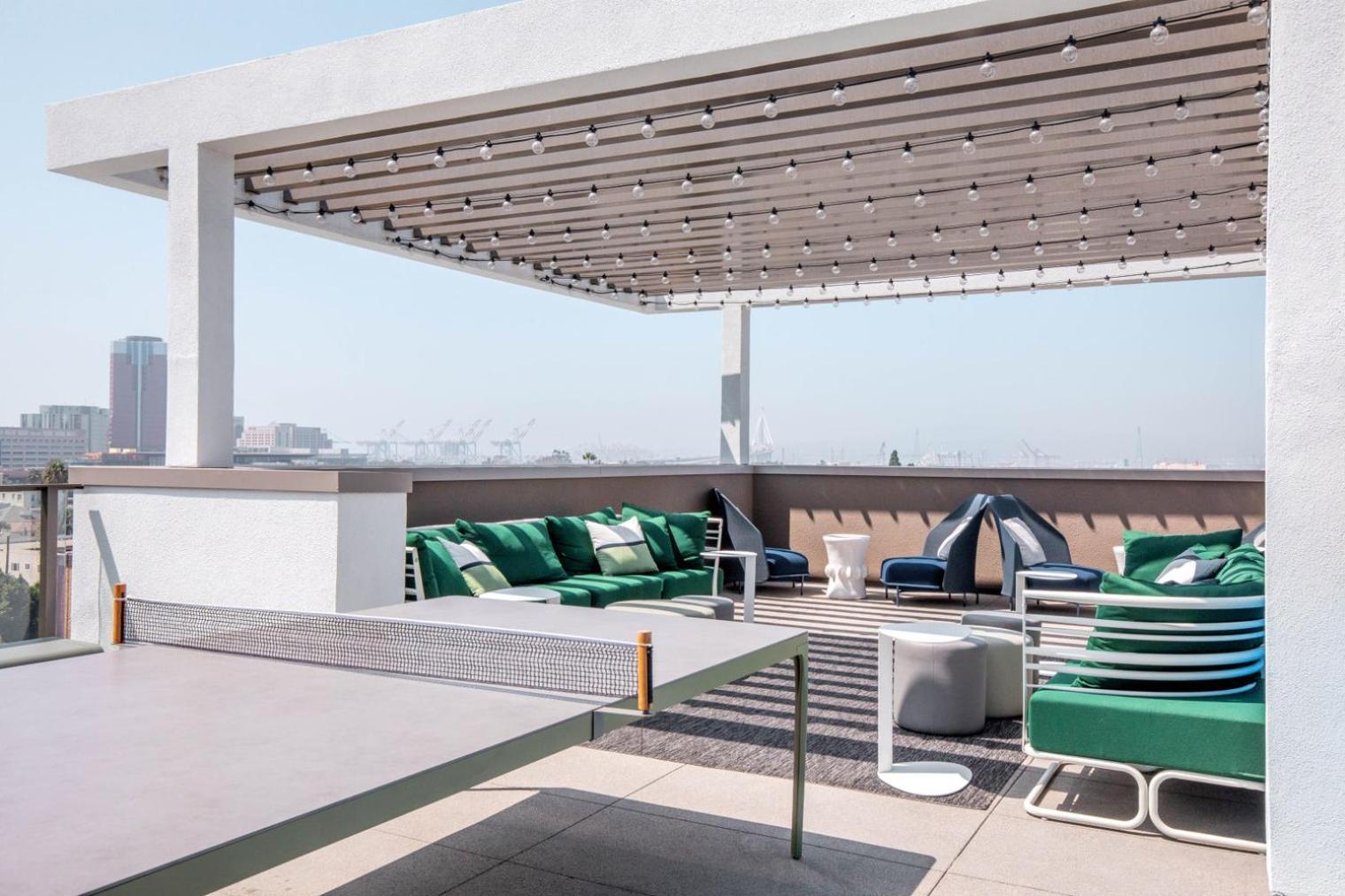 Long 2br W Gym Pool Nr Shops Bars Lax-619