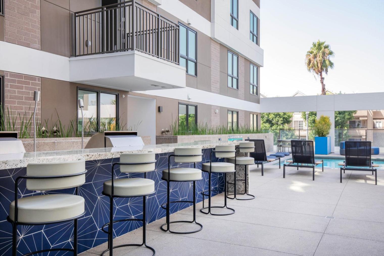 Long 2br W Gym Pool Nr Shops Bars Lax-619