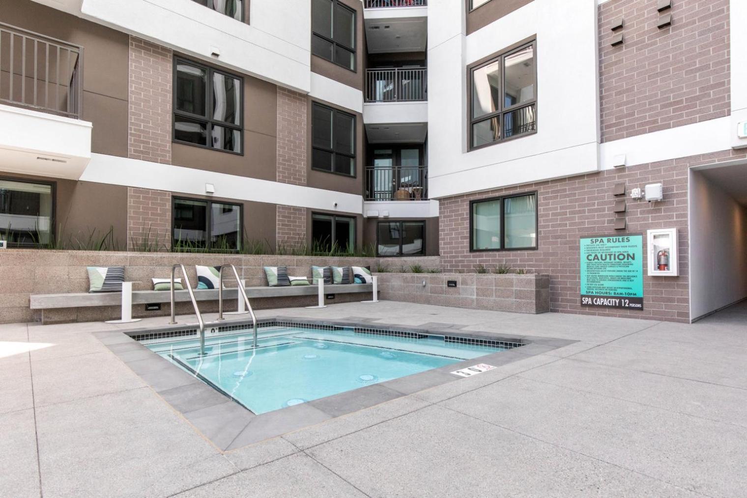 Long 2br W Gym Pool Nr Shops Bars Lax-619